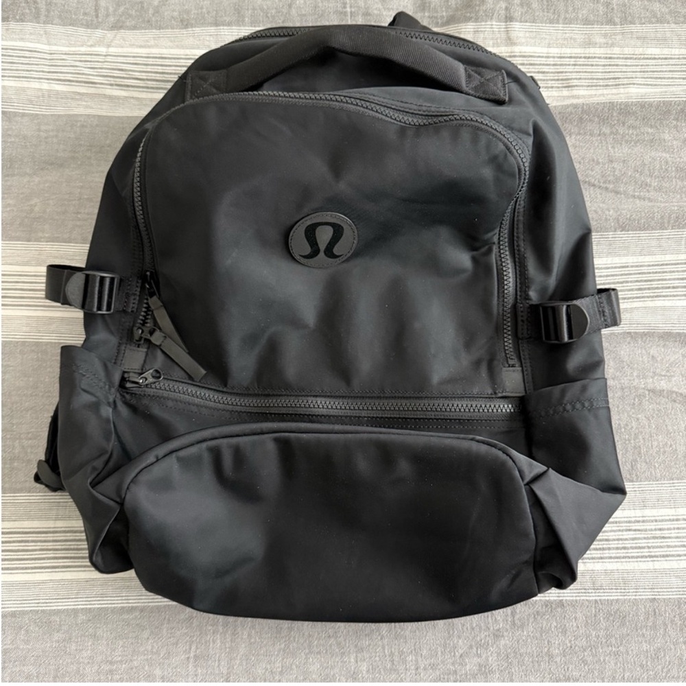 Lululemon - new crew backpack 22L logo